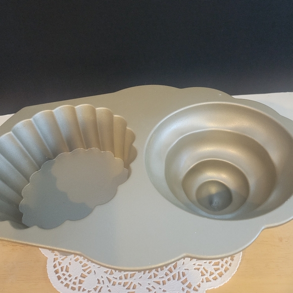 Nordicware The Great Cupcake Pan Birthday Cupcake - Picture 3 of 5